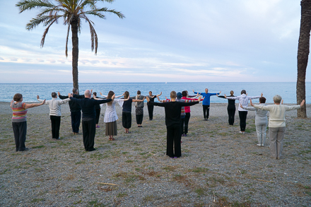 Qigong träning på stranden